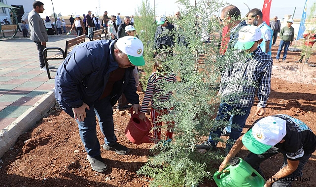 Başkan Ekinci, öğrencilerle birlikte fidan dikti 