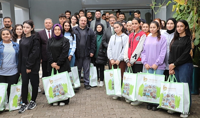 Viranşehir Belediyesi'nden gençlere kitap seti desteği