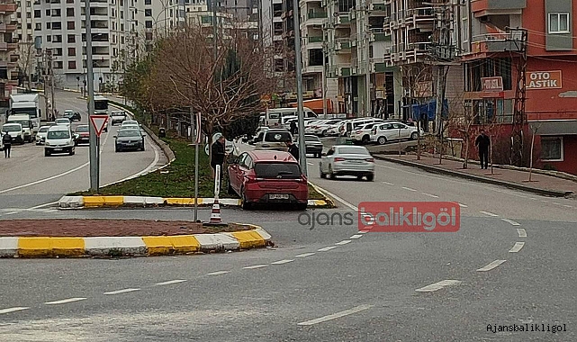 Kontrolden çıkan araç orta refüje çıktı