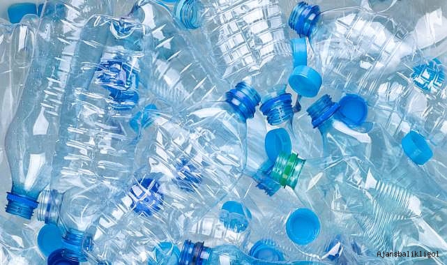 Şişelenmiş su yüzbinlerce minik plastik parça içeriyor