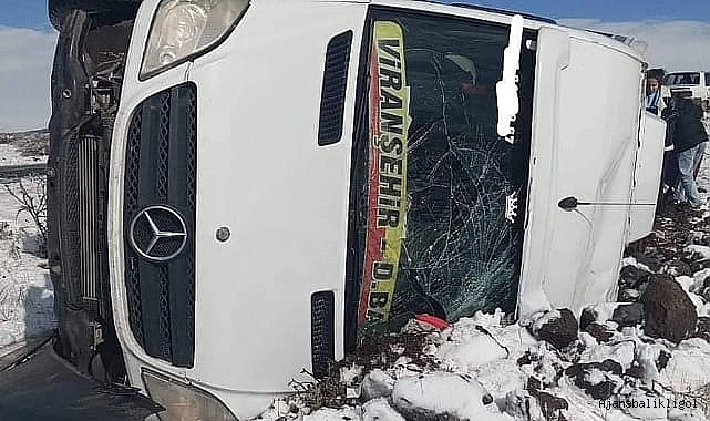 Viranşehir'de kontrolden çıkan minibüs devrildi! 5 yaralı