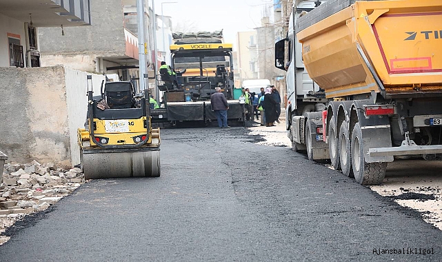 Viranşehir’de sıcak asfalt çalışması devam ediyor 