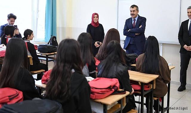 Bakan Tekin, ikinci dönemin ilk ders zilinde öğrenciler ve öğretmenlerle buluştu