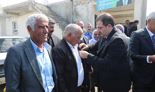 Başkan Canpolat, AK Parti'ye katılan vatandaşların rozetini taktı