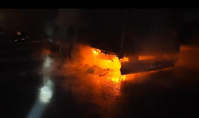 Şanlıurfa'da seyir halindeki tır yandı
