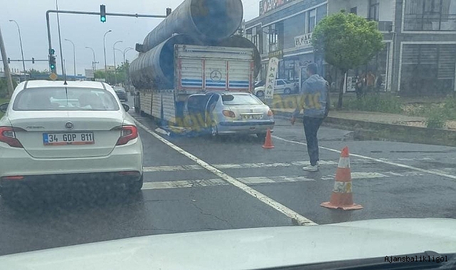 Hilvan'da feci kaza! Otomobil tırın altına girdi