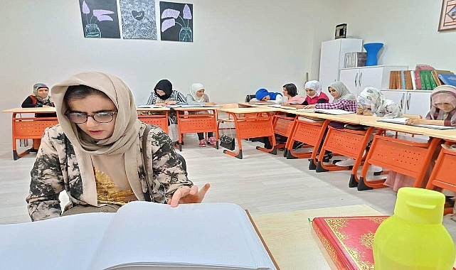 Kur’an-ı Kerim'i parmak uçlarıyla hatim etti