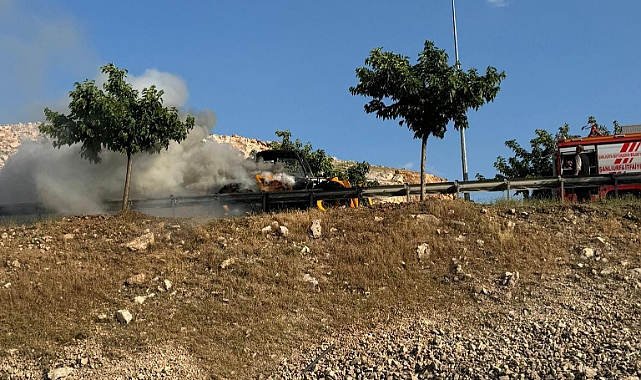 Urfa'da seyir halindeki iş makinesi alev aldı
