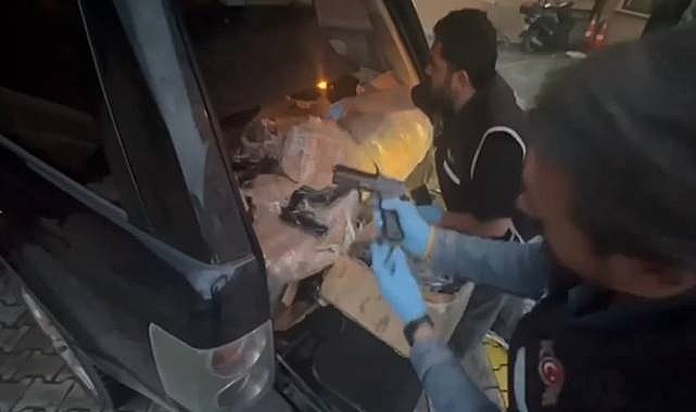 Bir Araçta Yapılan Aramada, Çok Sayıda Silah Ele Geçirildi! 