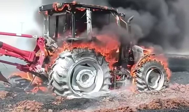Urfa'da Ekili Tarlada Çıkan Yangında, Traktör Küle Döndü!