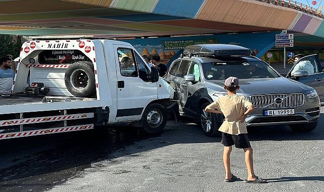 Urfa’da Çekici, Lüks Araca Çarptı!