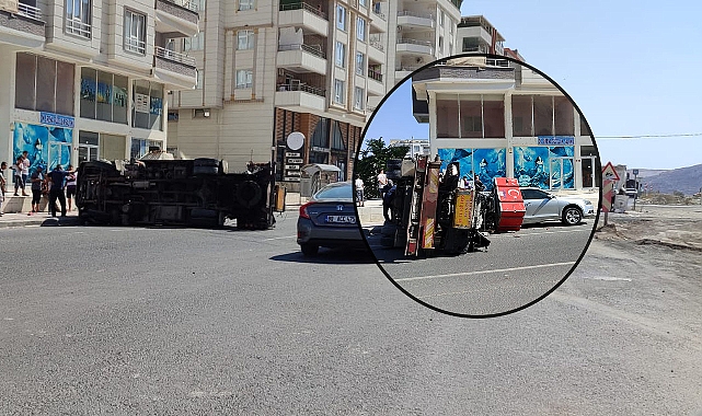 Urfa'da Ev Taşıyan Nakliye Asansörü, Bir Aracın Üstüne Devrildi! 