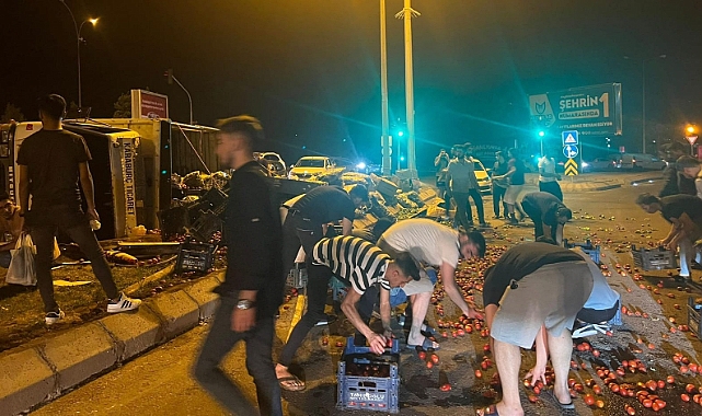 Domates Yüklü Kamyon Devrildi!