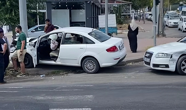 Siverek'te Kontrolden Çıkan Araç Aydınlatma Direğine Çarptı!