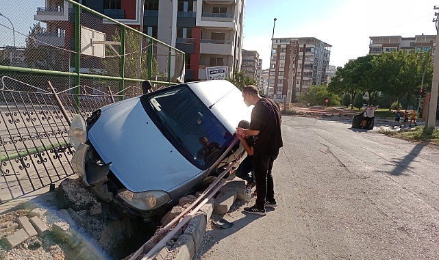 Urfa'da Virajı Alamayan Otomobil Çukura Girdi