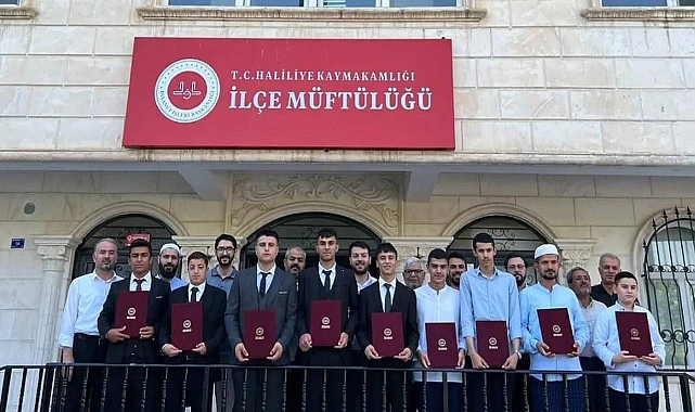 Hafız Öğrencilere Belgeleri Verildi