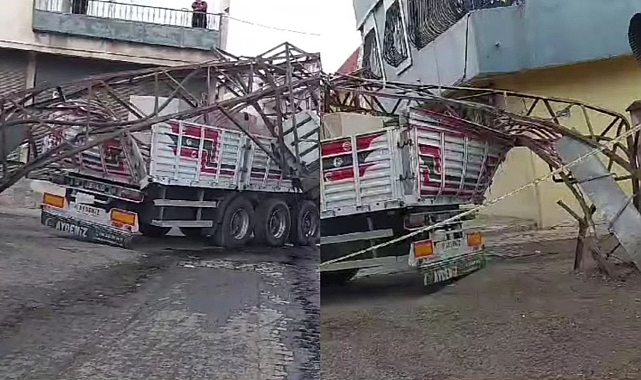 Manevra Yapan Tır Trafoya Çarptı
