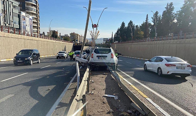 Direksiyon Hakimiyetini Kaybeden Sürücü Orta Refüje Çıktı