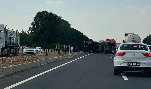 Hilvan Yolunda Kaza Yapan Tır Devrildi