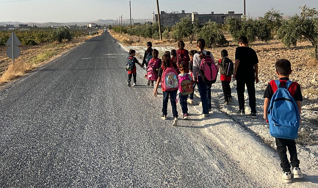 Okullarına Ulaşmak İçin Kilometrelerce Yol Yürüyorlar