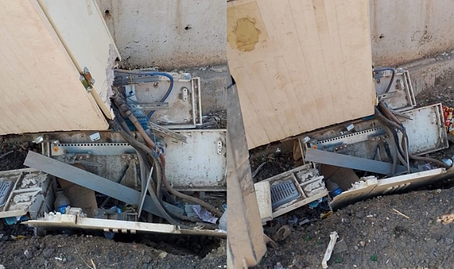 Urfa'da Bir Sürücü Elektrik Panosunu Yerle Bir Etti