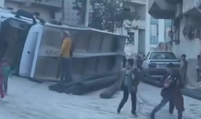 Şanlıurfa'da Demir Yüklü Kamyon Devrildi, 2 Kişi Yaralandı
