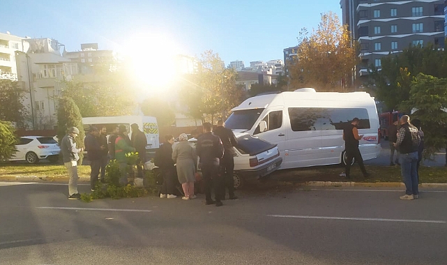 Şanlıurfa'da Öğrenci Servisi İle Otomobil Çarpıştı
