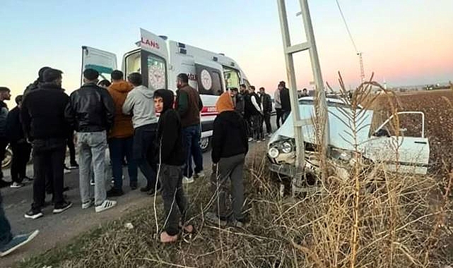 Suruç'ta Elektrik Direğine Çarpan Otomobilde 2 Kişi Yaralandı