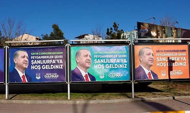 AKP’ye Dönüş İddiaları Gülpınar’ın Afişleriyle Gündemde