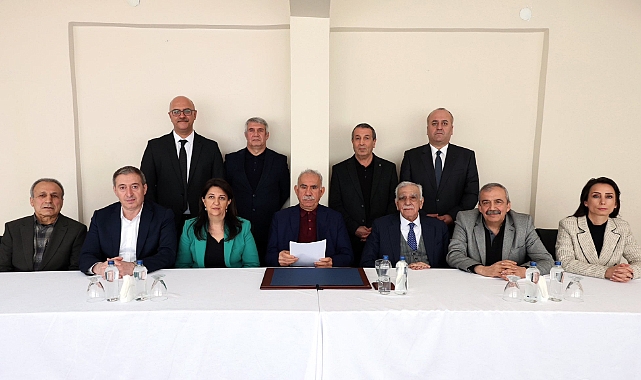 DEM Parti Öcalan İle Görüşmesinin Fotoğrafını Paylaştı