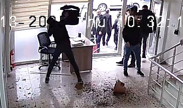 Kaçak Elektrik Cezasına Öfkelenip Elektrik Şirketini Bastılar