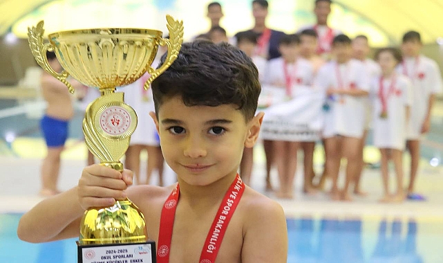Şanlıurfa'da Başarıya Yüzen Gençler, 21 Madalya Kazandı