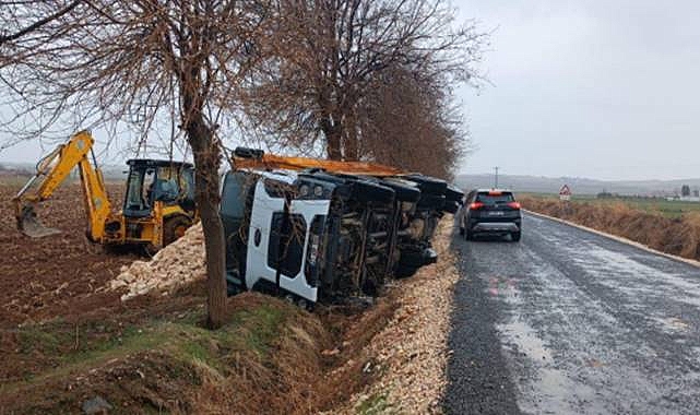 Şanlıurfa'da Kum Yüklü Kamyon Şarampole Devrildi 