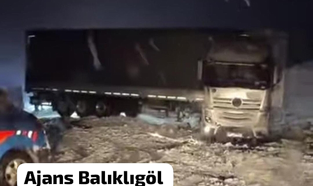 Siverek-Çermik Yolunda Kar Engeli: Tır Kayarak Yolu Kapattı