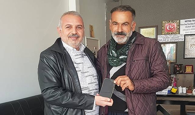 Yerde Bulduğu Cep Telefonunu Sahibine Teslim Etti
