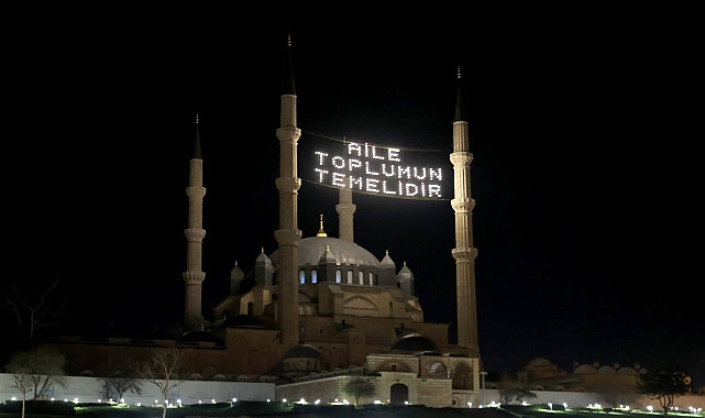 Camileri Süsleyen Mahyalarda "Aile" Vurgusu
