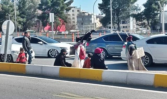 Kadın Dilenciler Çocukları Dilendiriyor