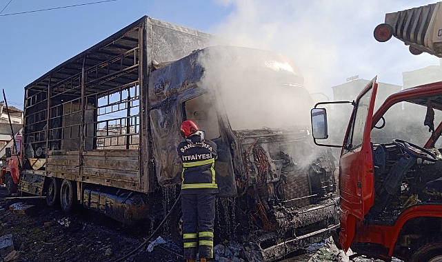 Karaköprü'de Yük Kamyonu Yanarak Küle Döndü