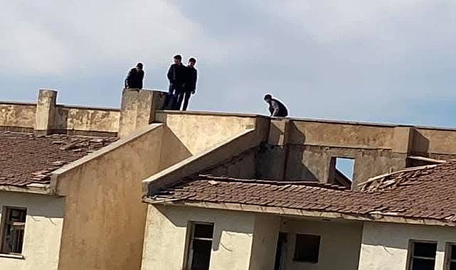 Şanlıurfa'da Eski Okulun Çatısına Çıkan Çocuklar Ölümle Dans Ediyor