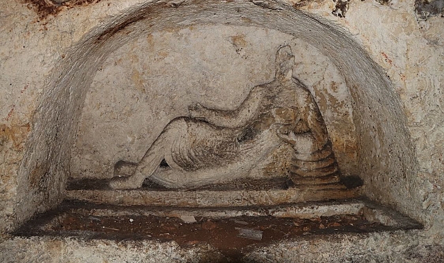 Urfa'da Bir Evin Avlusunda Bulunan Kaya Mezar Korumaya Alındı