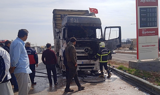 Urfa'da Seyir Halindeki Tır Yandı ! İtfaiye Müdahale Etti