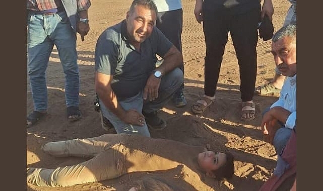 Çocuğu Toprağa Gömüp Başında Poz Verdiler