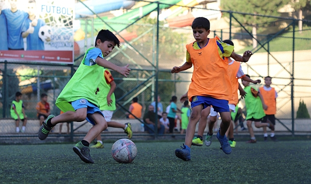 Çocuklar Yaz Tatilini Futbol Kursunda Değerlendiriyor