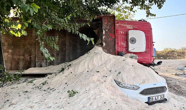 Hilvan’da Hafriyat Kamyonu Otomobilin Üzerine Devrildi: 2 Kişi Yaralandı