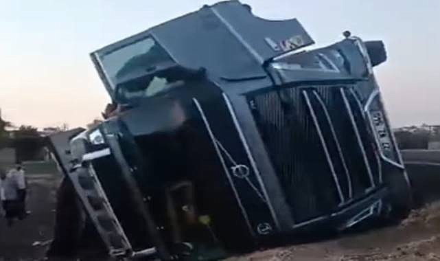 Urfa’da Hayvan Yüklü Tır Devrildi: Sürücü Yaralandı, Hayvanlar Telef Oldu