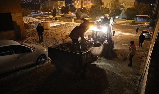Haliliye Belediyesi Gece Saatlerinde Buzlanma ve Karla Mücadeleye Devam Etti