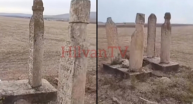Karaköprü Akçahisar Köyündeki Erzurumlulara Ait Mezarlar Dikkat Çekti