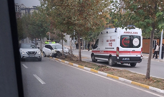 Karaköprü’de Kontrolden Çıkan Otomobil Refüjdeki Ağaçlara Çarptı: 1 Yaralı