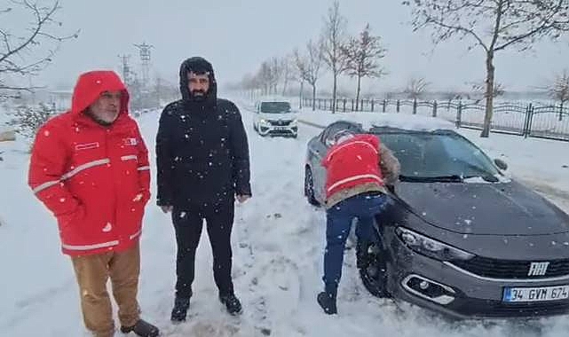 Viranşehir’de Kızılay Ekipleri Donmak Üzere Olan Sağlık Çalışanını Kurtardı