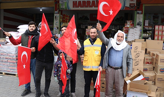 Haliliye’de Anlamlı Bayrak Dağıtımı